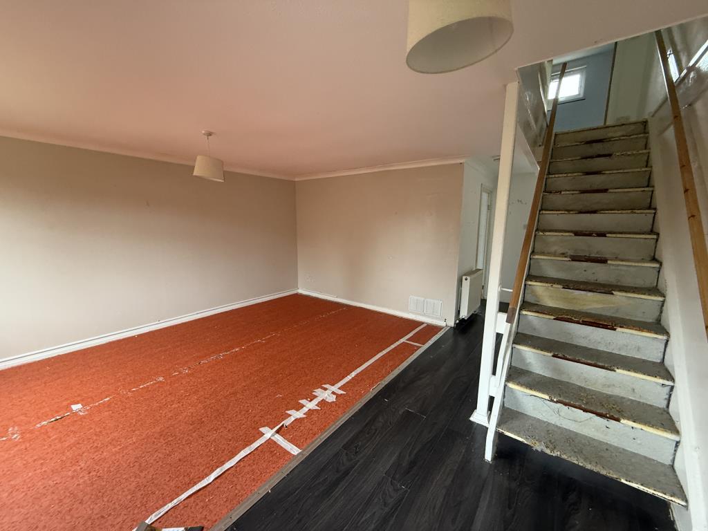 Lot: 65 - HOUSE IN NEED OF IMPROVEMENT - Living Room in House in Need of Improvement